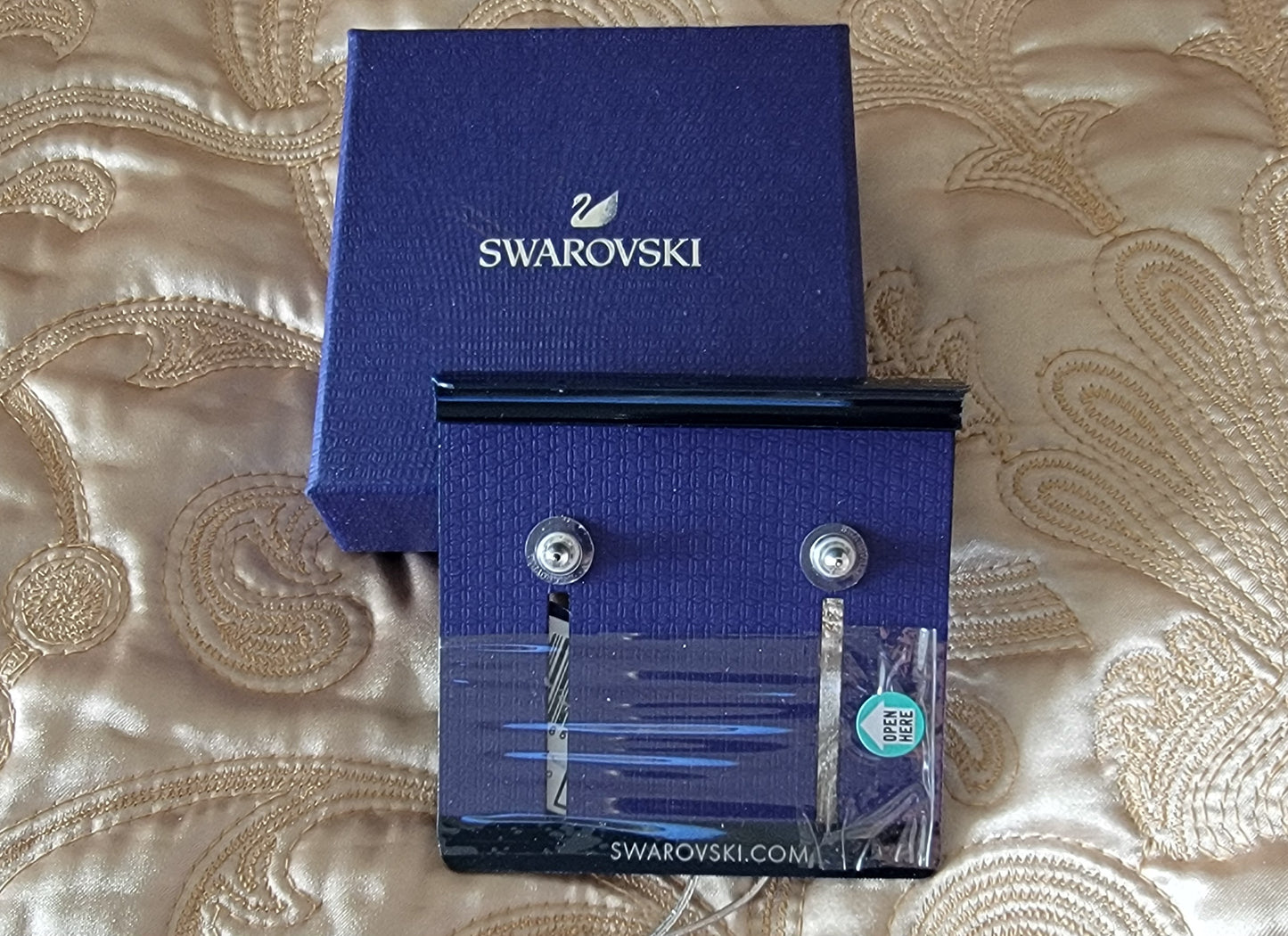 Swarovski: Round stud earrings NEW