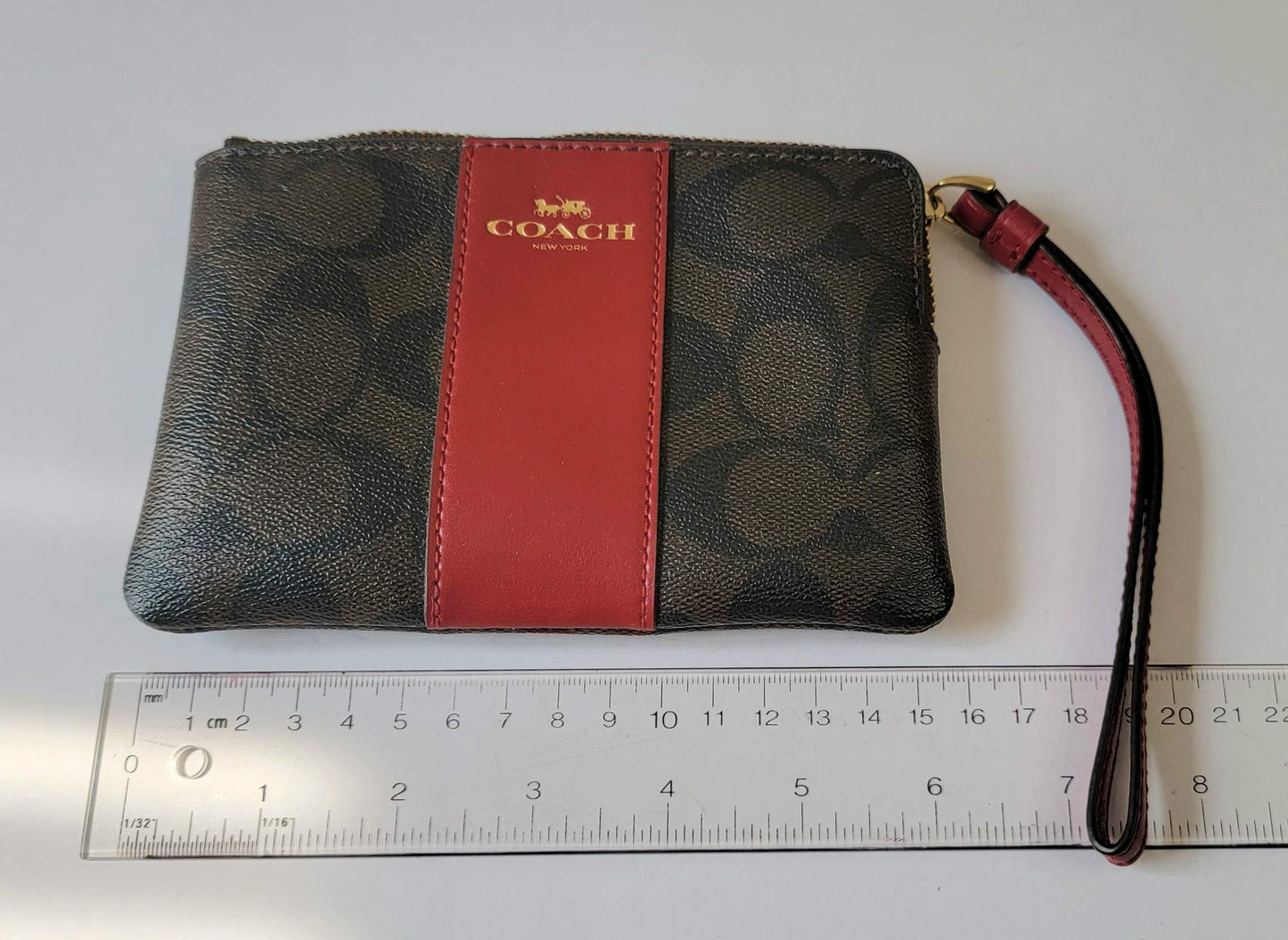 Coach: Wristlet in Signature Canvas