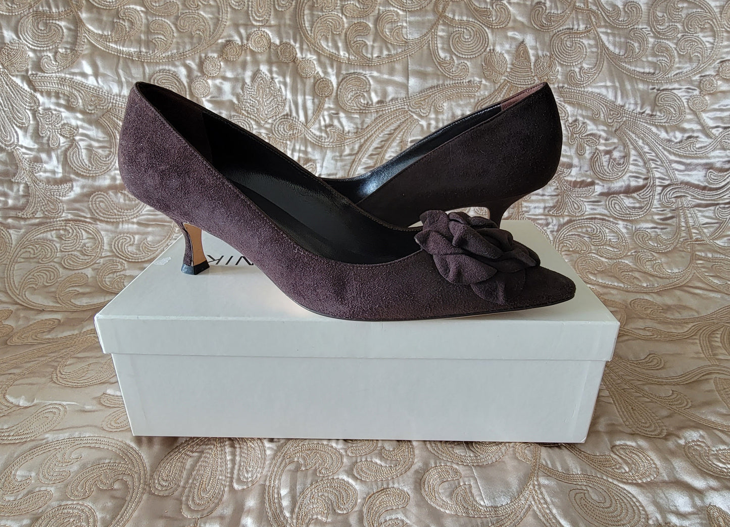 Manolo Blahnik: Lisawiflo Kitten Heel Brown Suede Flower Size 38.5 - "Like New"