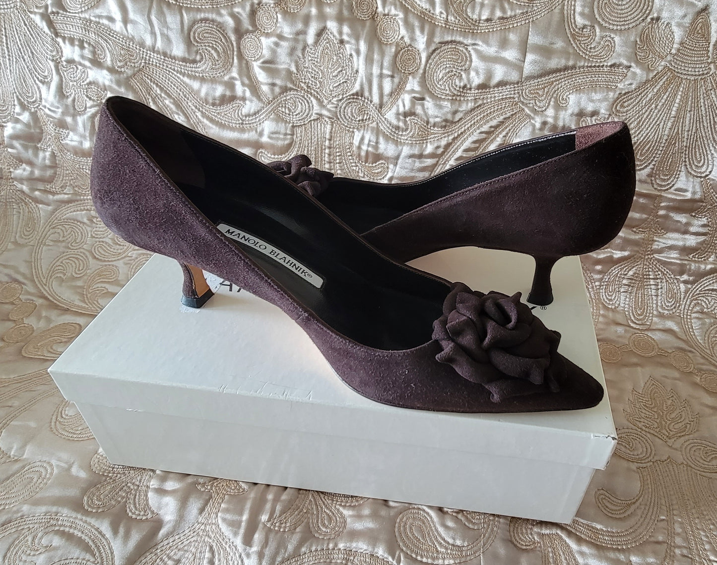 Manolo Blahnik: Lisawiflo Kitten Heel Brown Suede Flower Size 38.5 - "Like New"