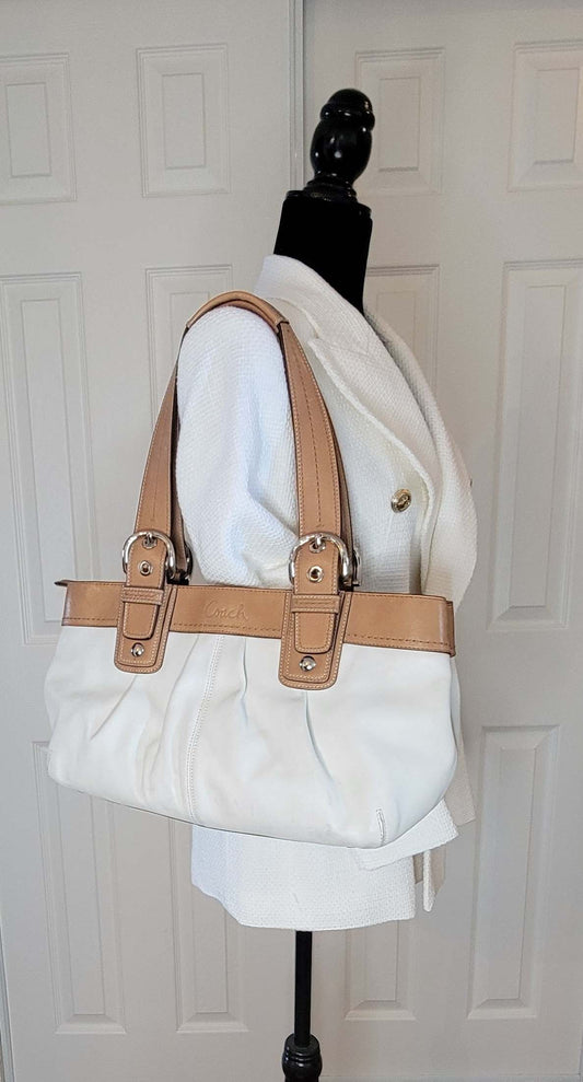 Coach: White Leather Shoulder Bag