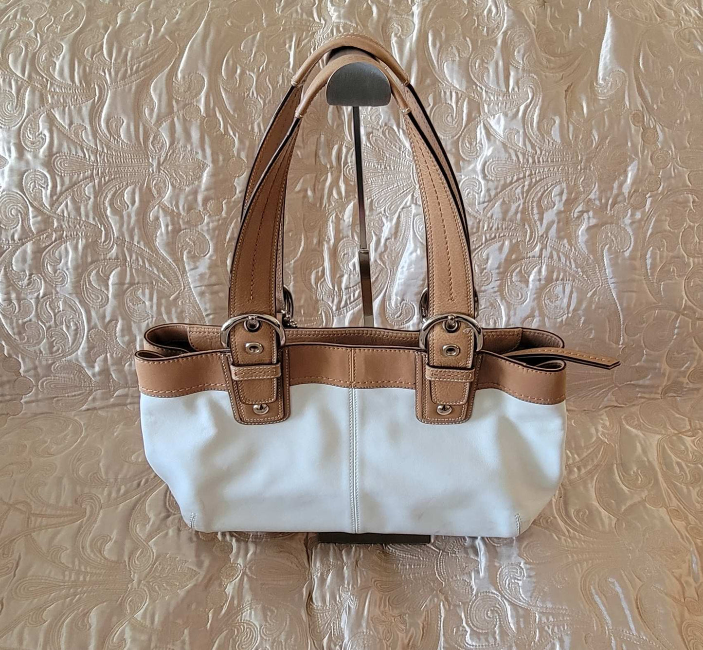 Coach: White Leather Shoulder Bag