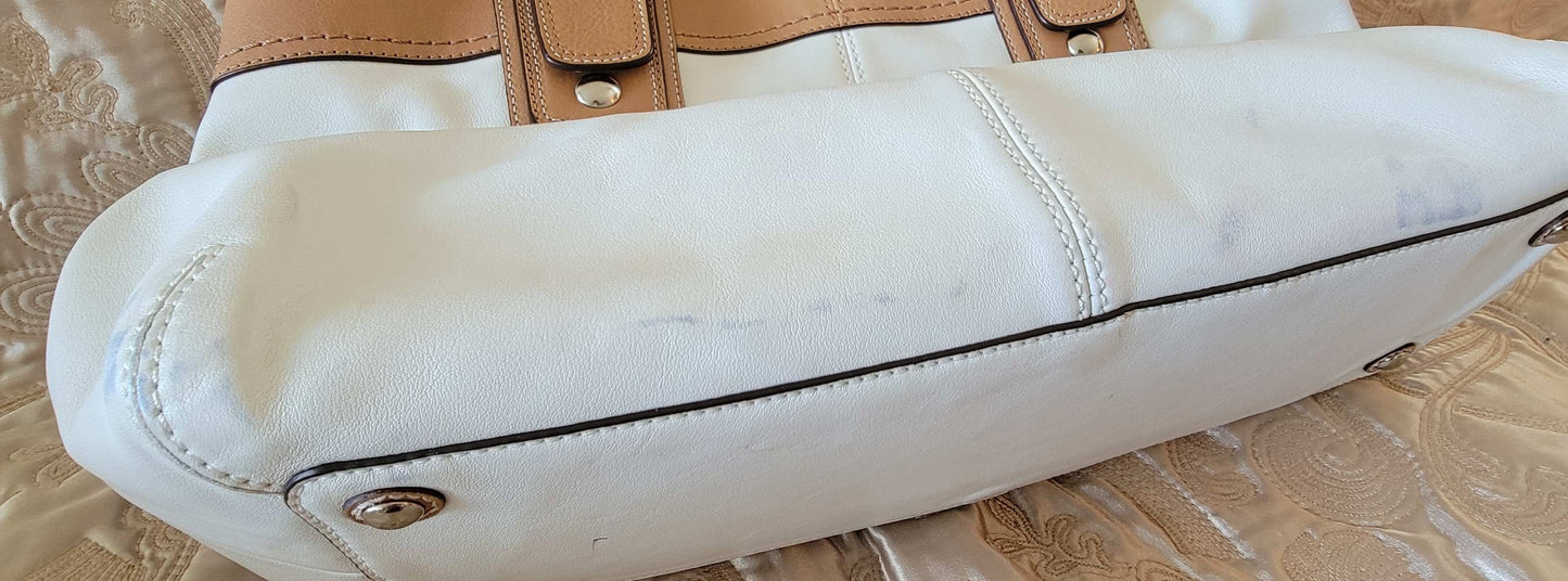 Coach: White Leather Shoulder Bag