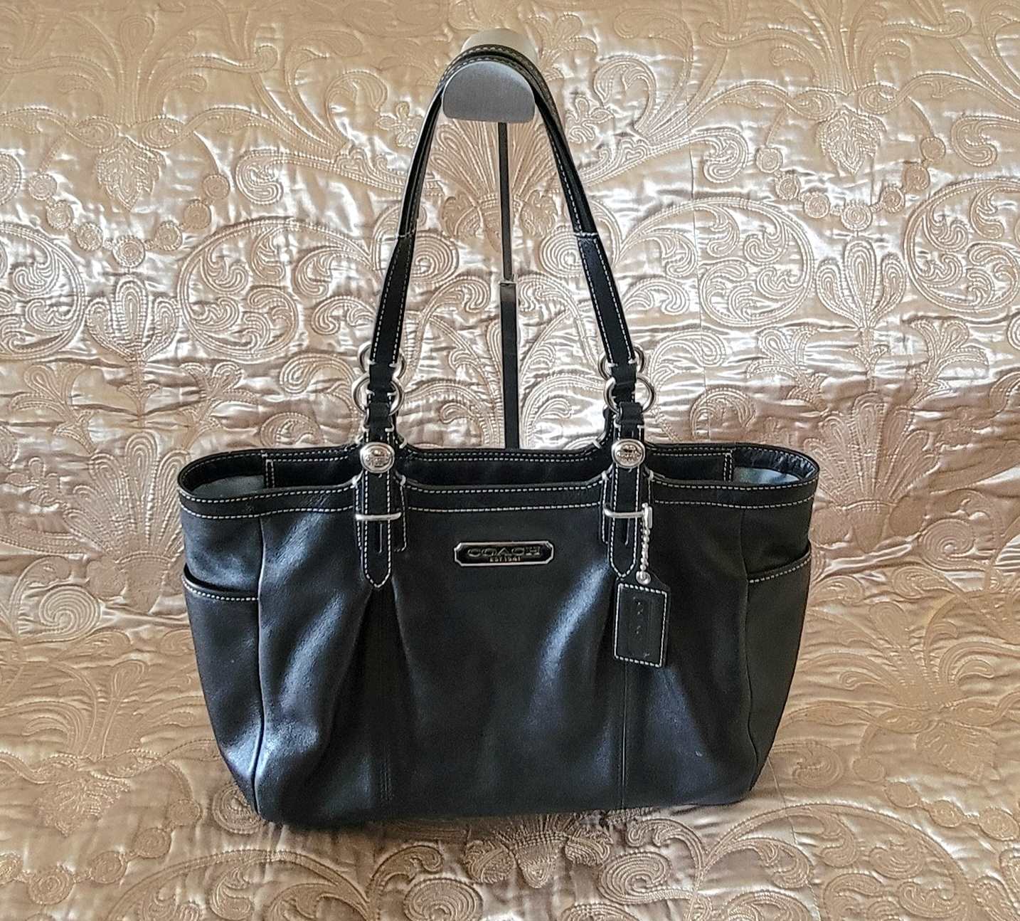 Coach: Black Leather Shoulder Bag