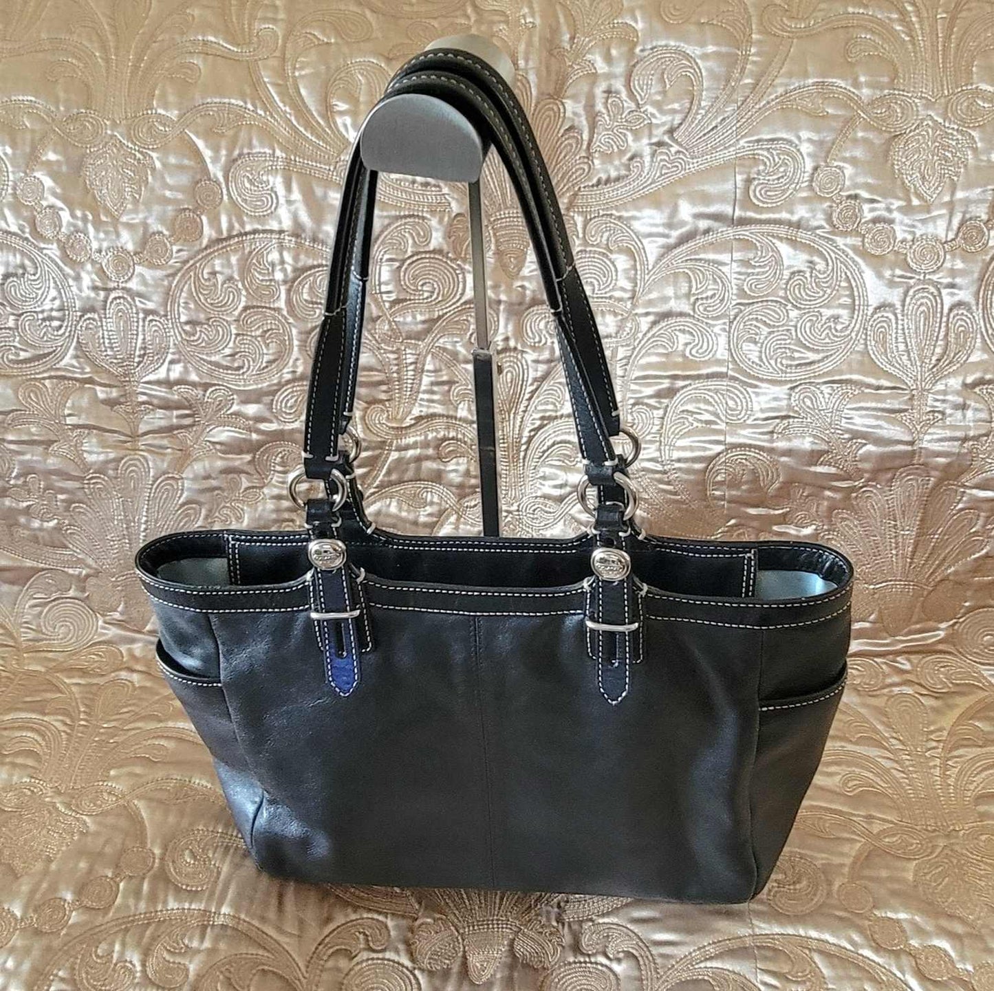 Coach: Black Leather Shoulder Bag