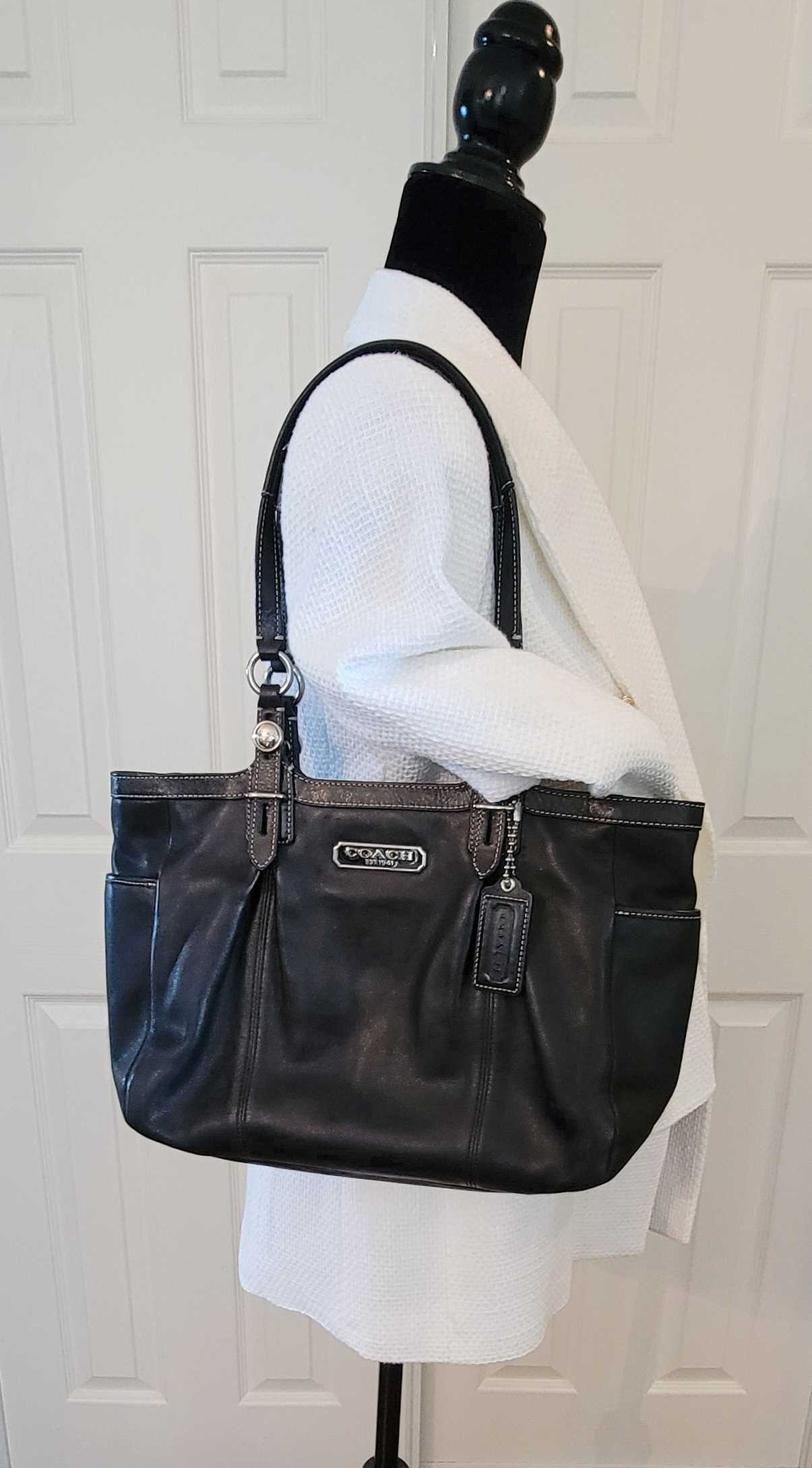 Coach: Black Leather Shoulder Bag